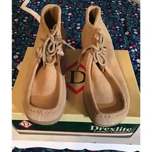 Men’s size 8 new in box  Drexlite leather classics shoes tan color